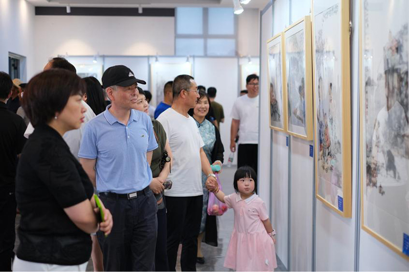 市民参观画展。人民网 吕欢欢摄