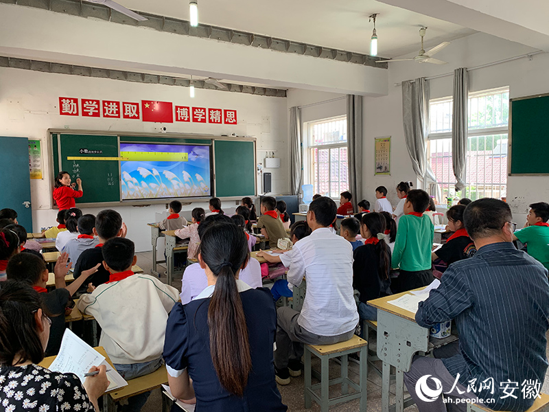 社渚中心小学教师王婷为梅渚中心小学三（1）班级学生授课。人民网记者 陈浩摄