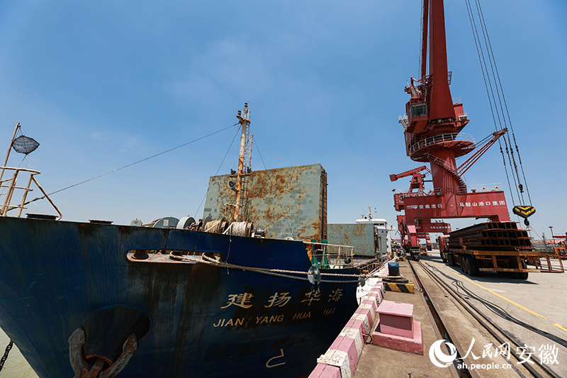 马鞍山港，建扬华海号货轮正在装载货物。人民网记者 张俊摄