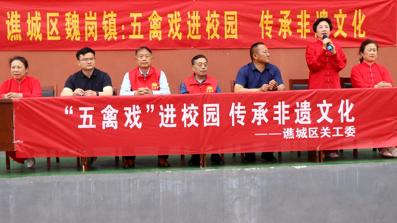 国家级社会体育指导员张睿为师生普及传统五禽戏相关知识。谯城区魏岗镇供图