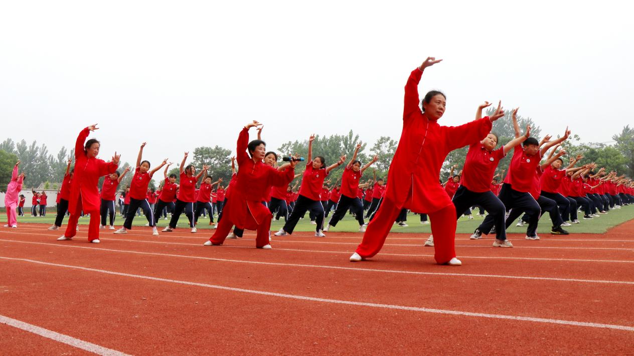 在张睿的指导下，师生习练五禽戏。谯城区魏岗镇供图