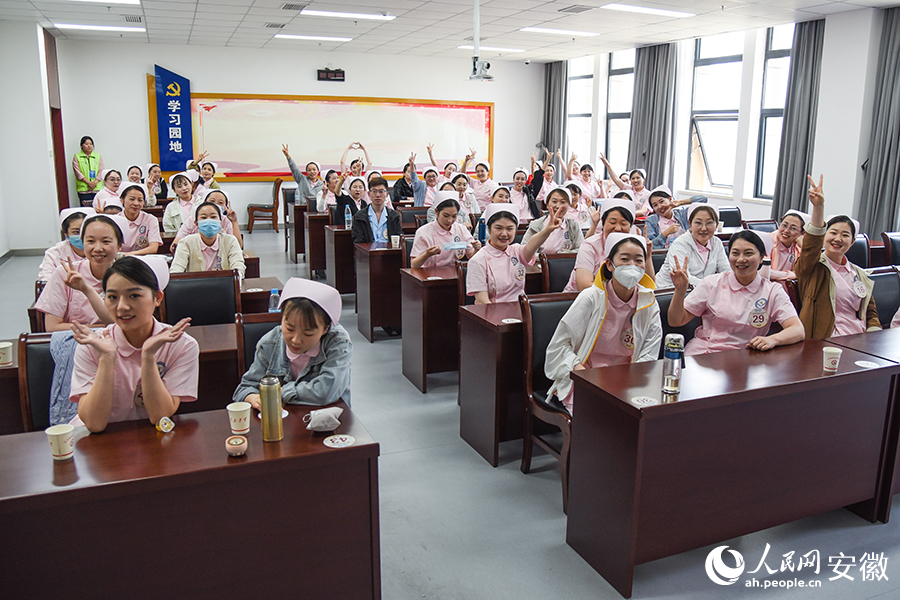 在等候区的参赛选手。人民网 李希蒙摄
