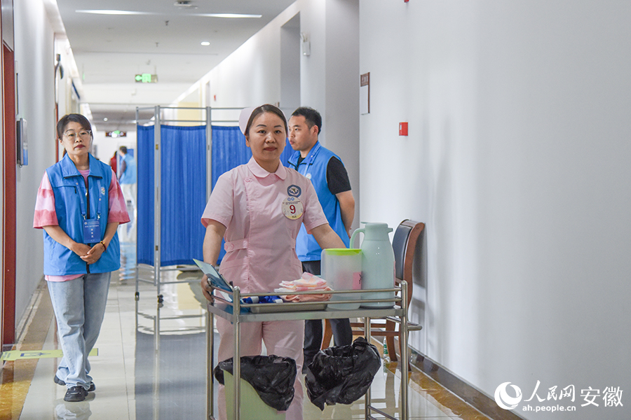 选手准备完毕，即将进入赛场。人民网 李希蒙摄