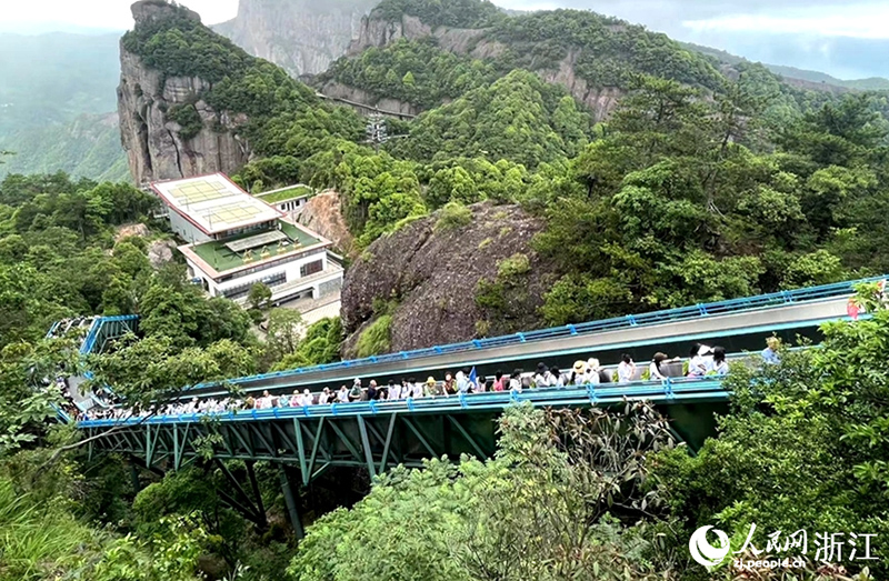 游客搭乘自动扶梯上山观景。人民网记者 张丽玮摄