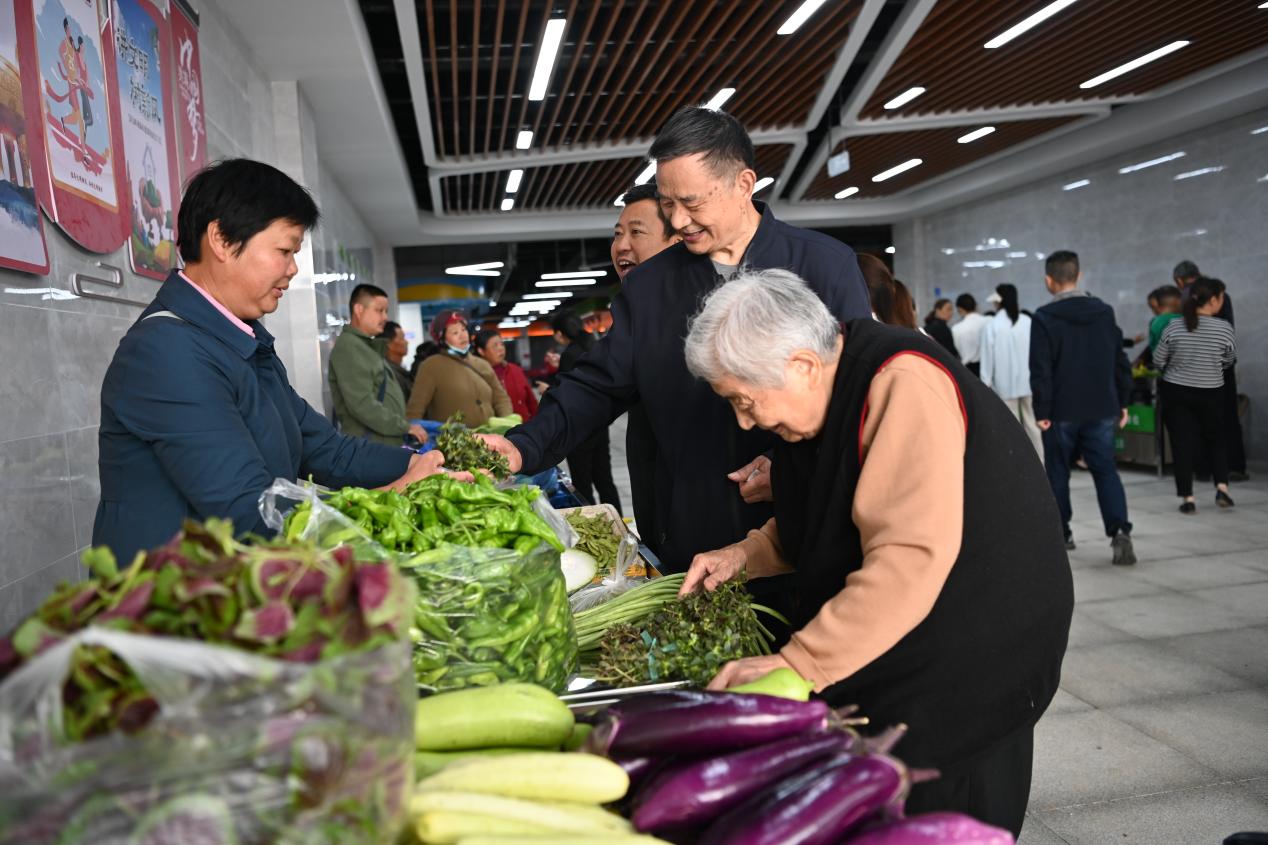 市民紛紛前來採購