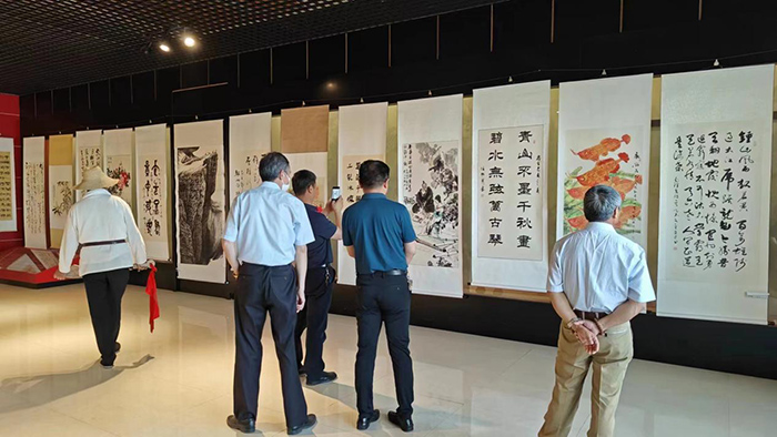 市民驻足欣赏书画作品。薛升摄