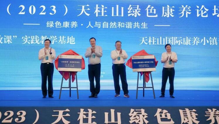 集中签约。方杏村供图