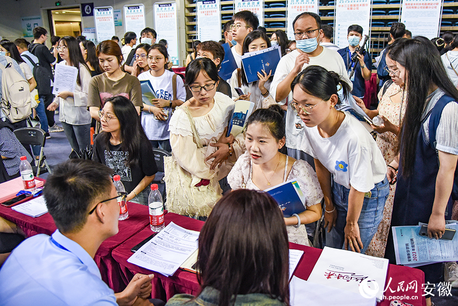 “合肥请您来”高校毕业生现场对接会现场。人民网 李希蒙摄