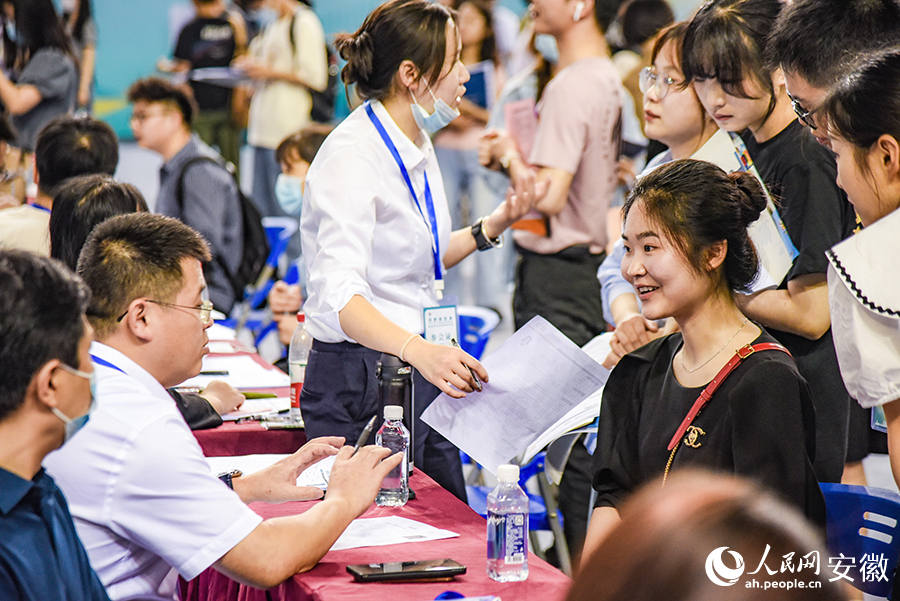 “合肥请您来”高校毕业生现场对接会现场。人民网 李希蒙摄