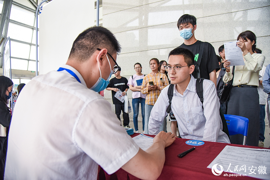 “合肥请您来”高校毕业生现场对接会现场。人民网 李希蒙摄