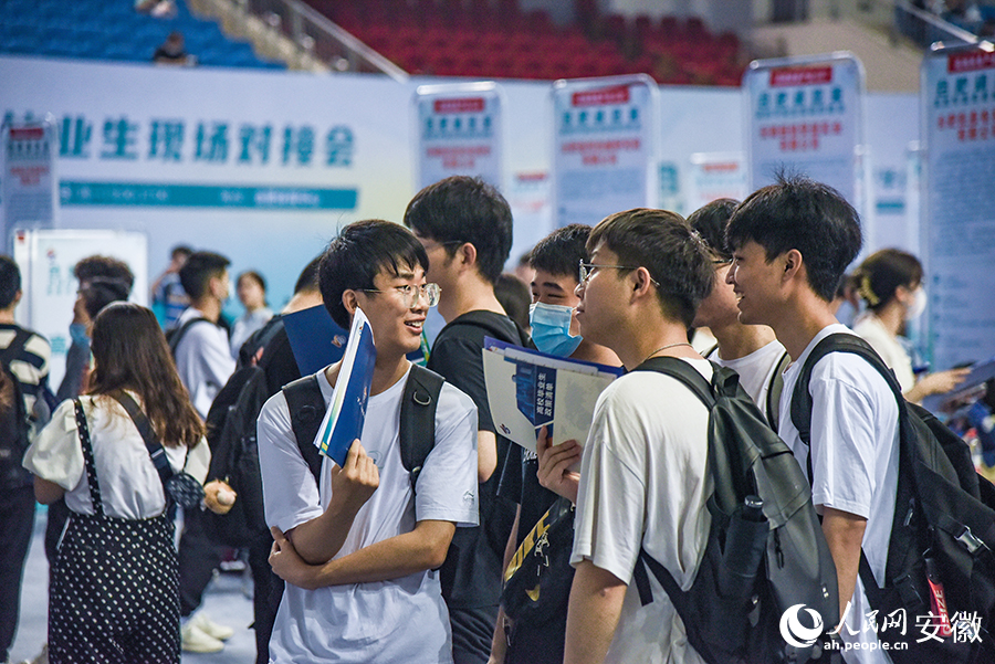 “合肥请您来”高校毕业生现场对接会现场。人民网 李希蒙摄