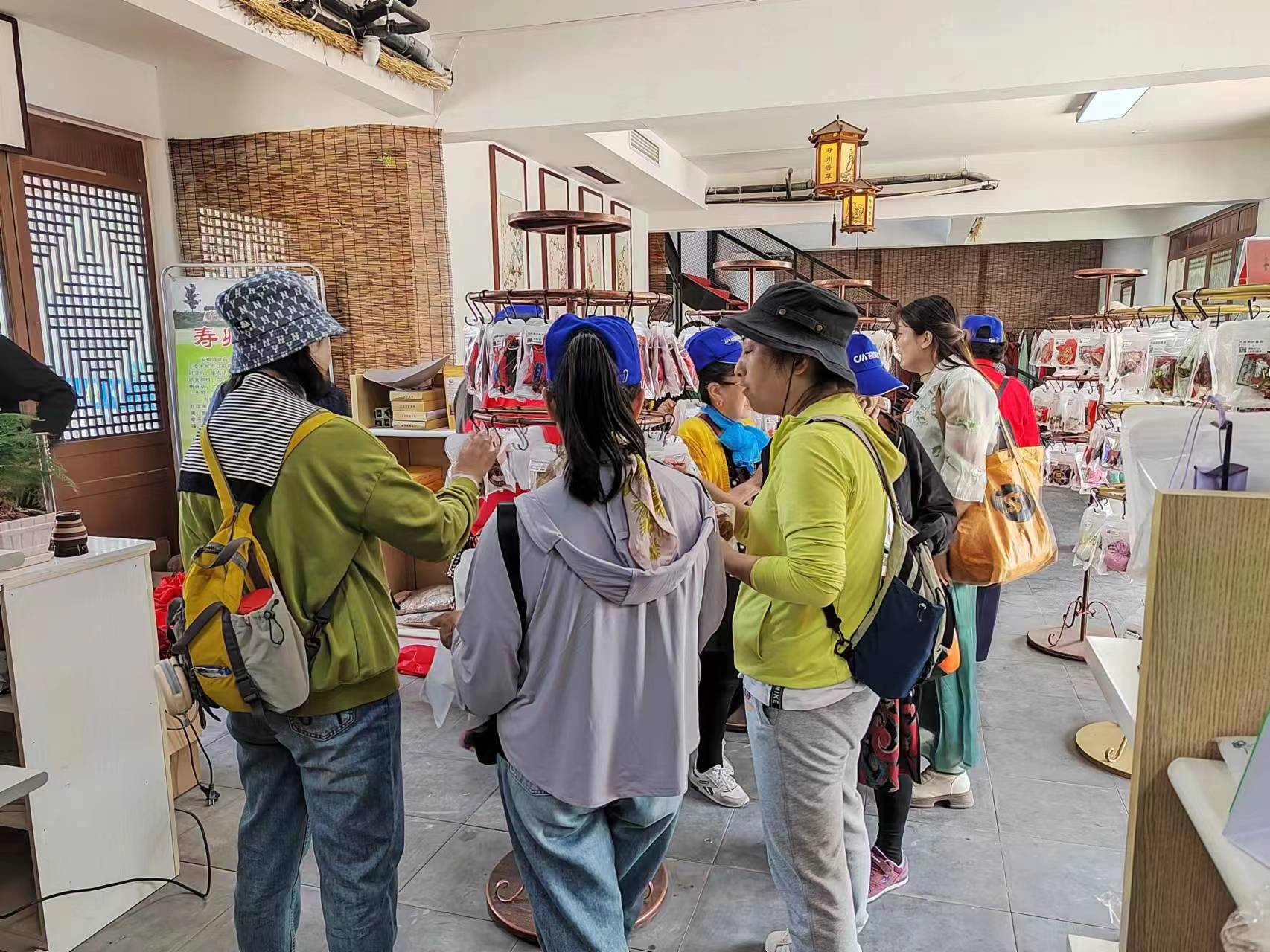旅客在安徽鸿康文化旅游公司投资建设的寿州香草小镇选购非遗产品——寿州香草传统香包。王友唐摄影