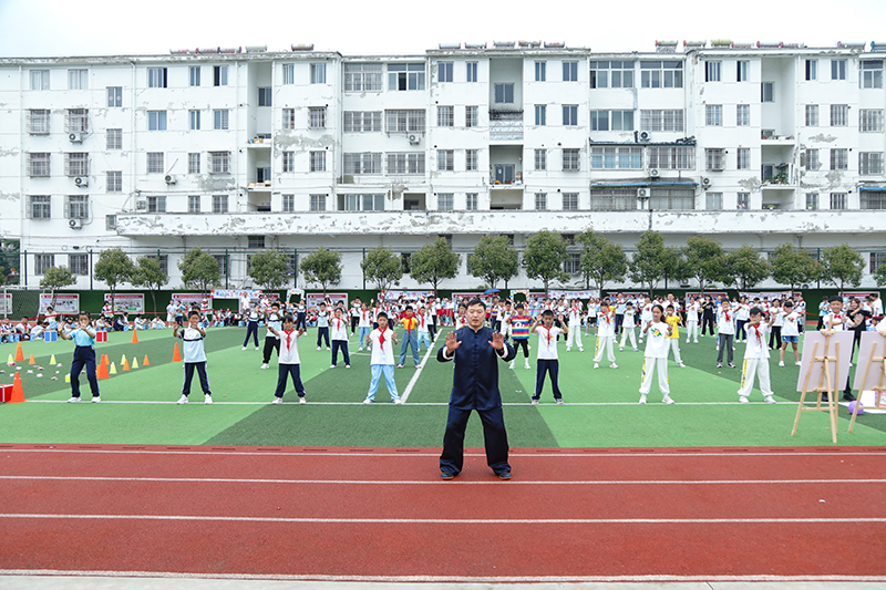 同學們跟隨太極名家練習太極拳。蔡磊攝