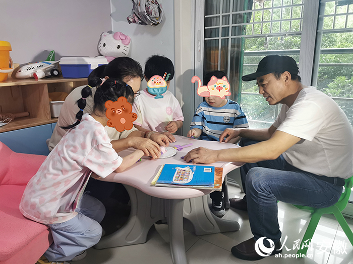 臧丽苹（左二）一家其乐融融。人民网记者 赵越摄