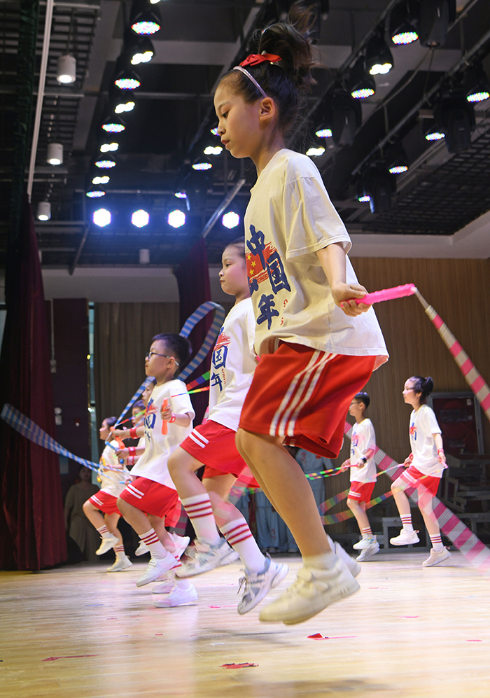 學生在“六一”活動中展示花樣跳繩。陳彬攝