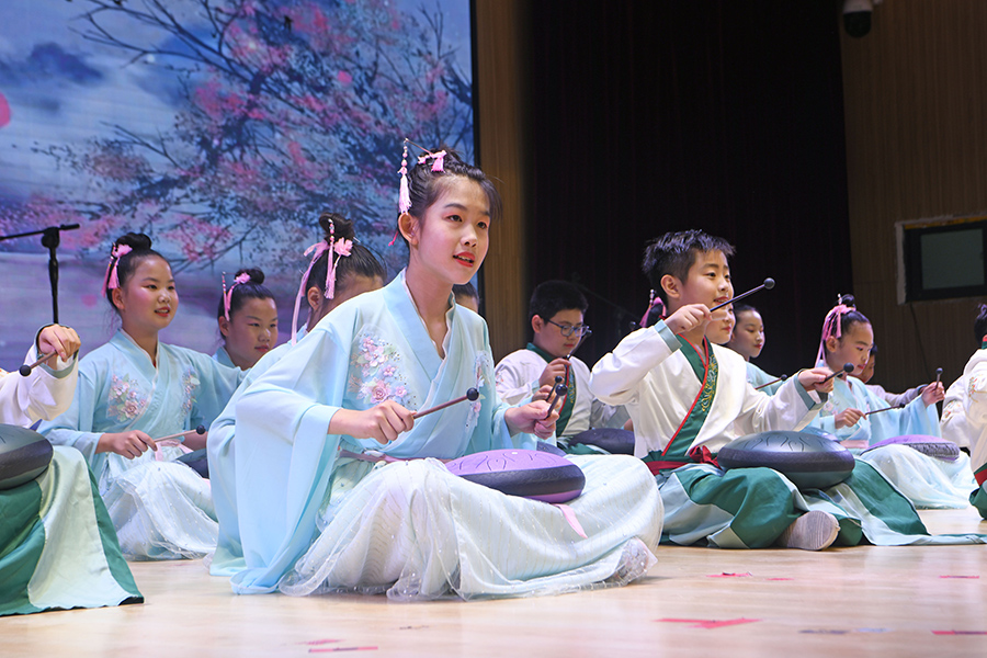 學生在“六一”活動中表演傳統器樂。陳彬攝