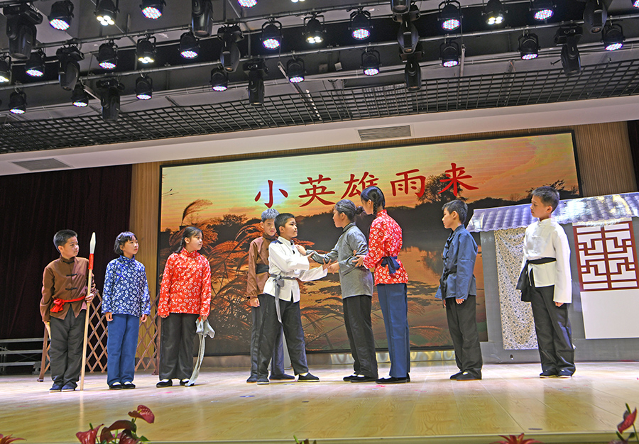 學生在“六一”活動中表演課本劇《小英雄雨來》。陳彬攝