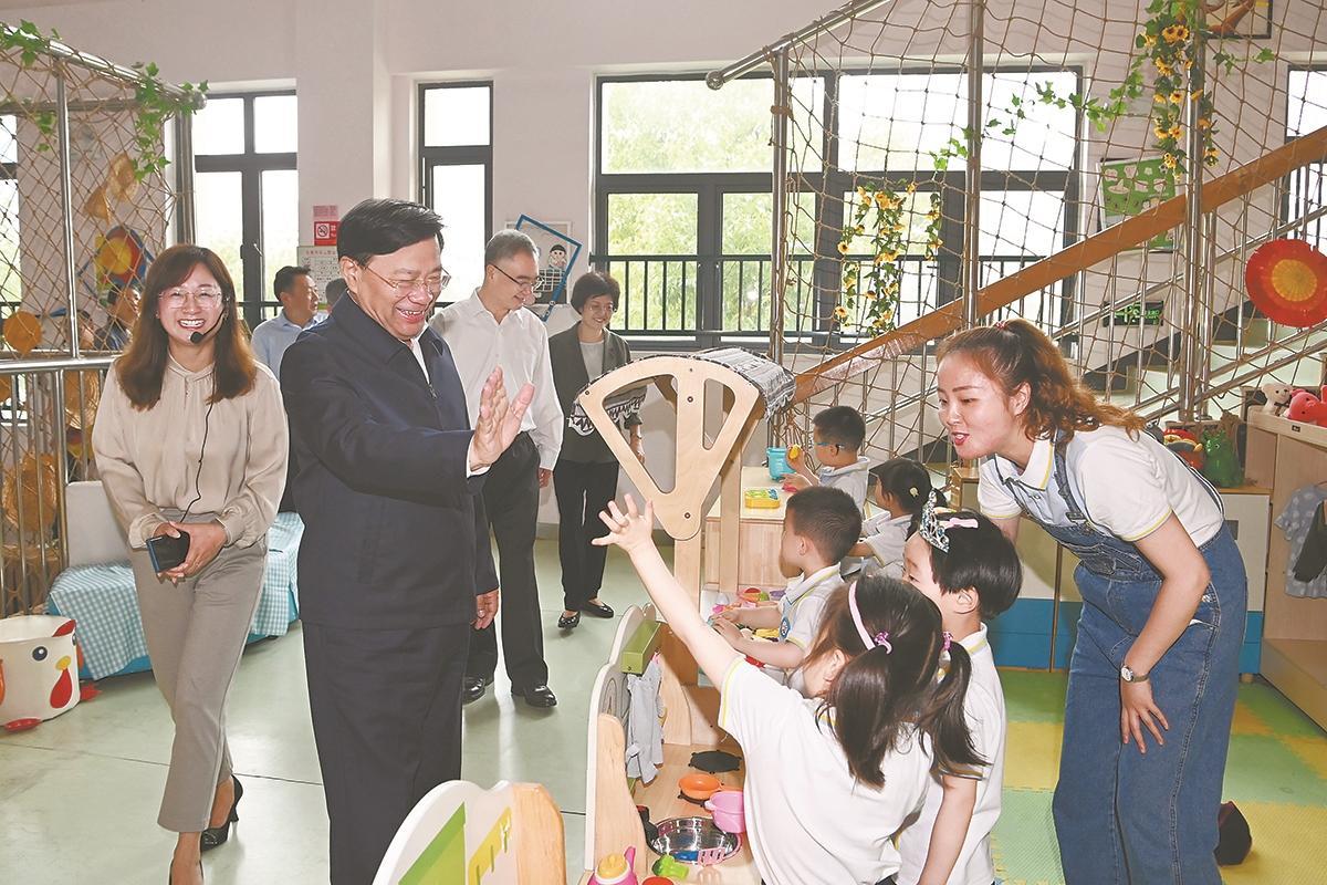 5月31日，省委书记韩俊，省委副书记、省长王清宪在合肥市华山路幼儿园调研，代表省委、省政府向小朋友们致以节日祝贺。记者 杨 竹 摄
