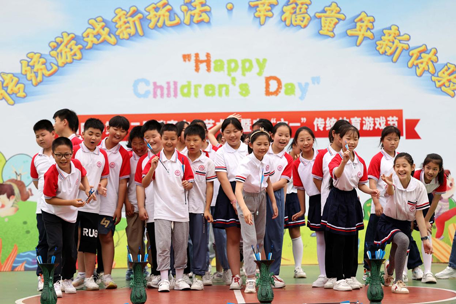合肥市和平小學第四小學舉辦的“傳統游戲迎六一”活動中，孩子進行投壺比賽。解琛攝