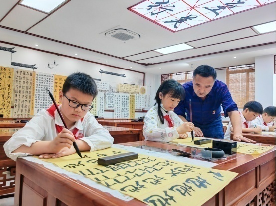 书法课堂，老师正在指导学生练习。人民网记者王锐 摄