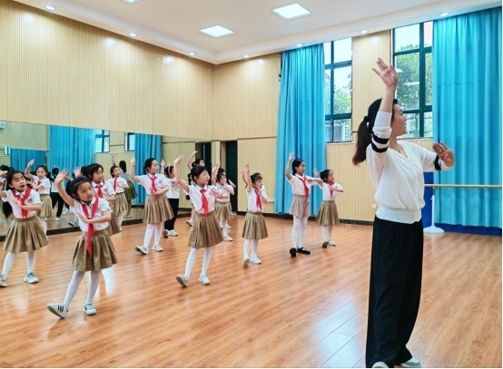 舞蹈教室，孩子们跟随老师认真学习黄梅戏。人民网记者王锐 摄