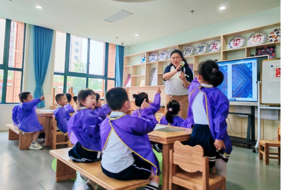 老师正教孩子们学习扎染。人民网记者王锐 摄