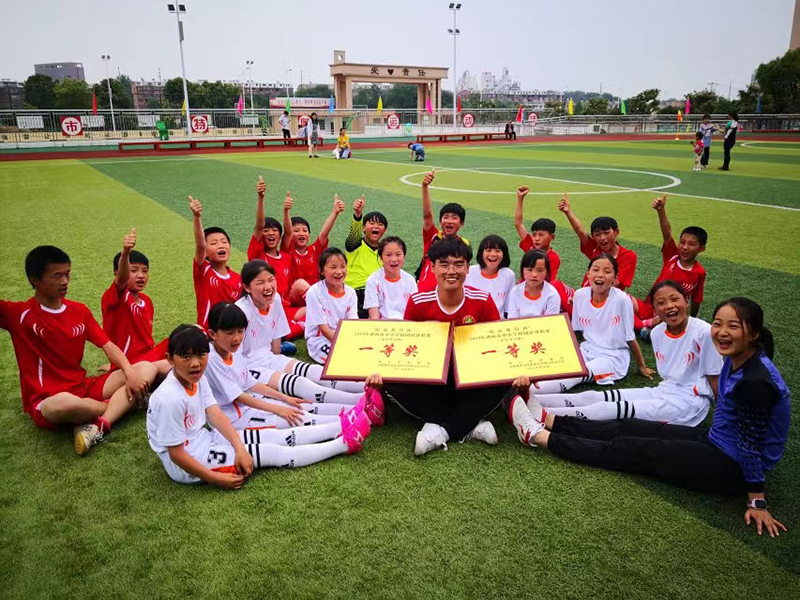 2019年，刚成立的槎小男女足球队就拿下市级校园足球冠军。汪馥茗 供图