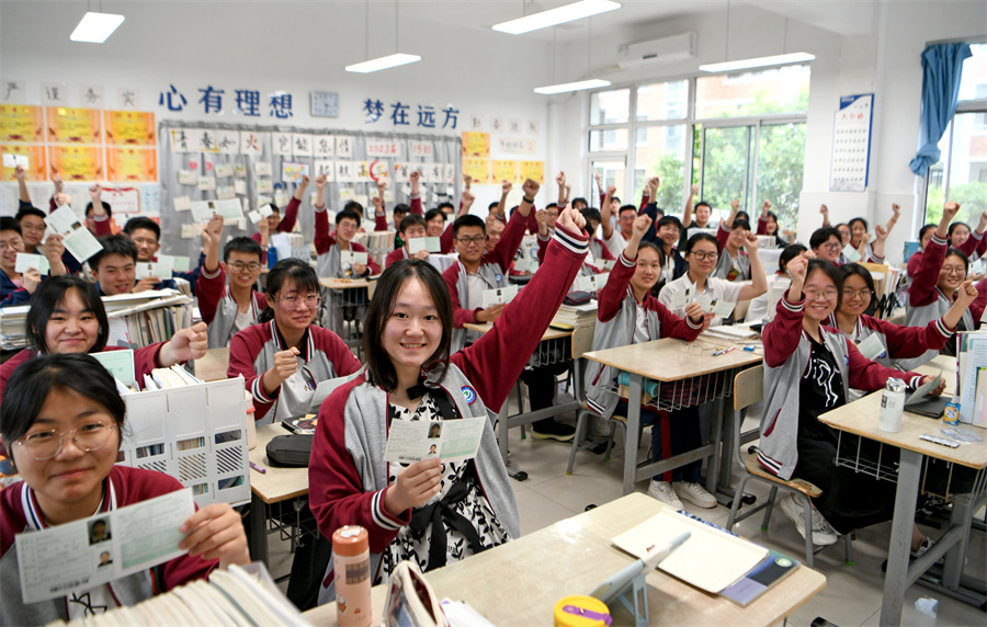 高三學生領取准考証。陳彬攝