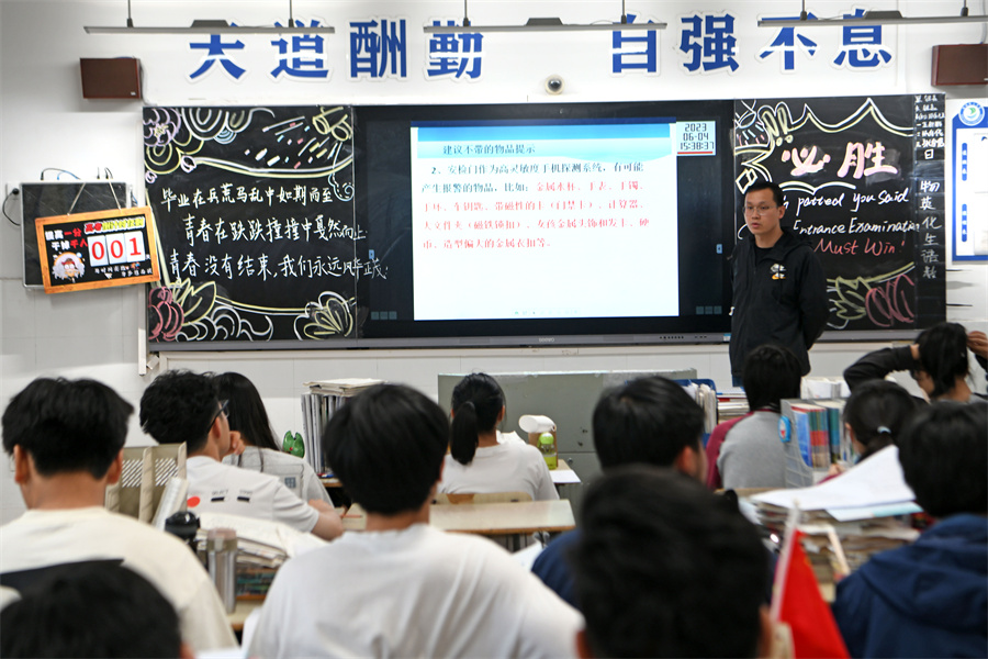 老師耐心講解高考注意事項。陳彬攝