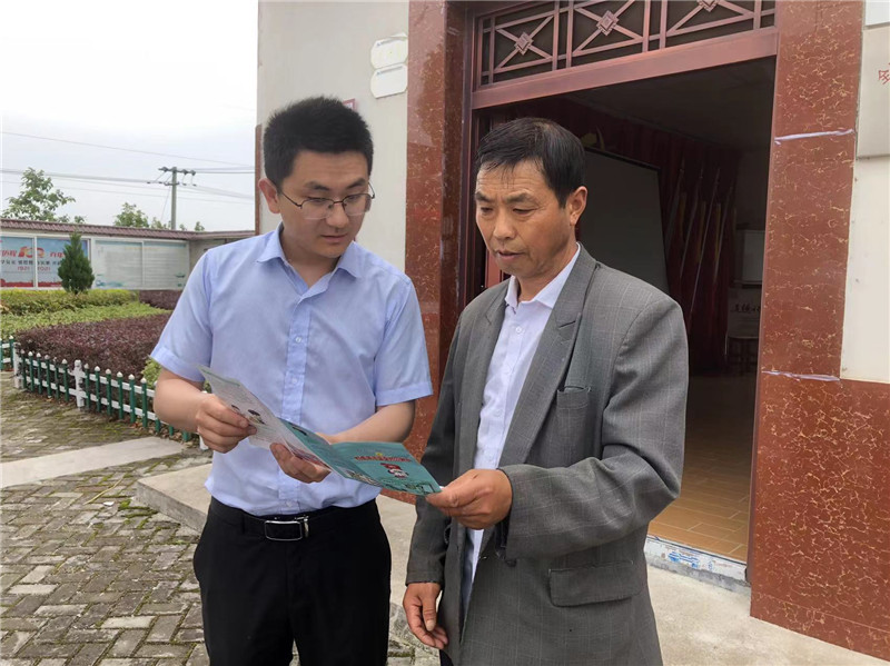 图为桐城农商银行新市民主题银行员工前往居民区为新市民开展金融知识普及宣传