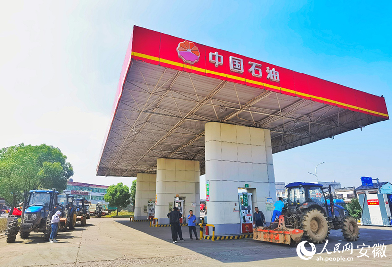 在中国石油东升加油站,农机正在排队加油。人民网记者 周坤摄