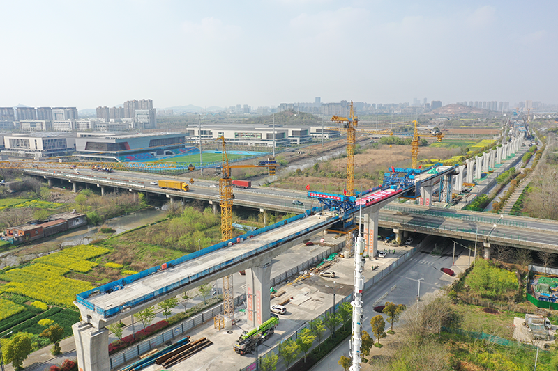 宁马城际铁路（马鞍山段）跨常合高速公路钢构连续梁顺利合龙航拍图。韩桂秀摄