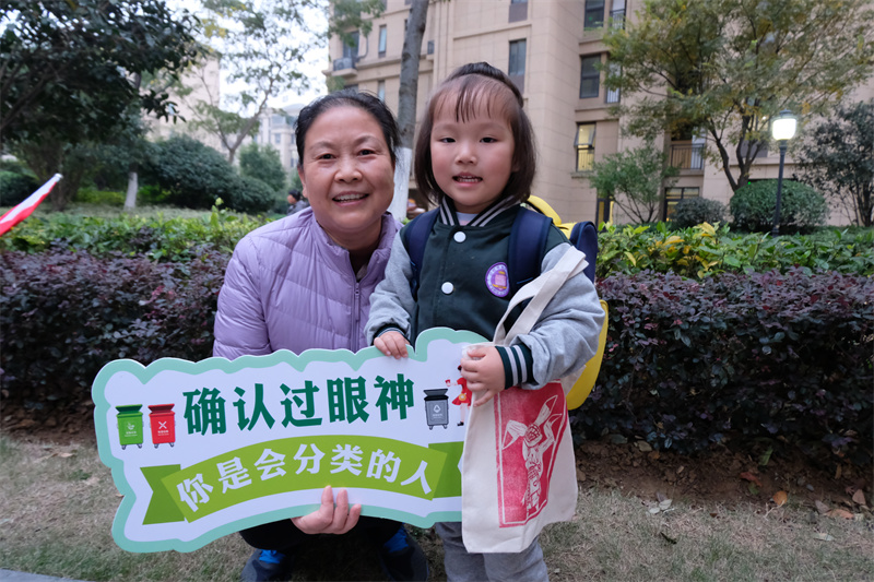 开展垃圾分类“大手拉小手”活动。合肥经开区供图
