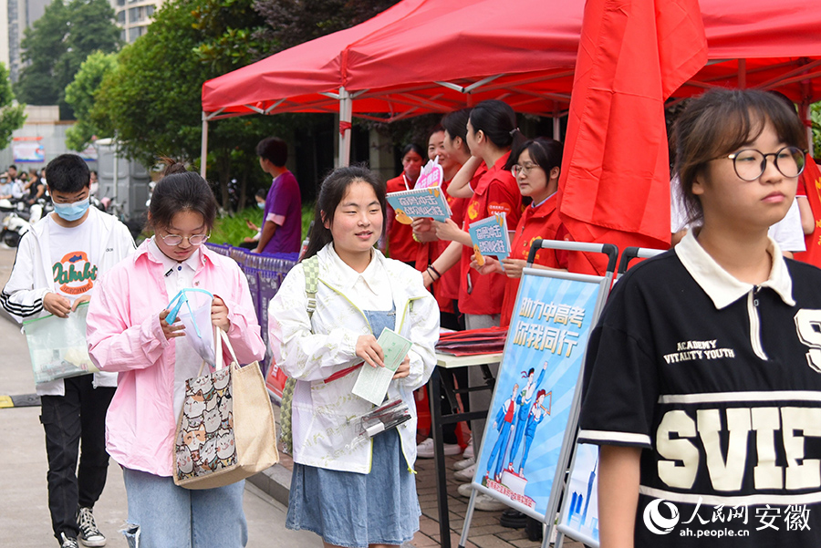 考生進入考場。人民網 李希蒙攝