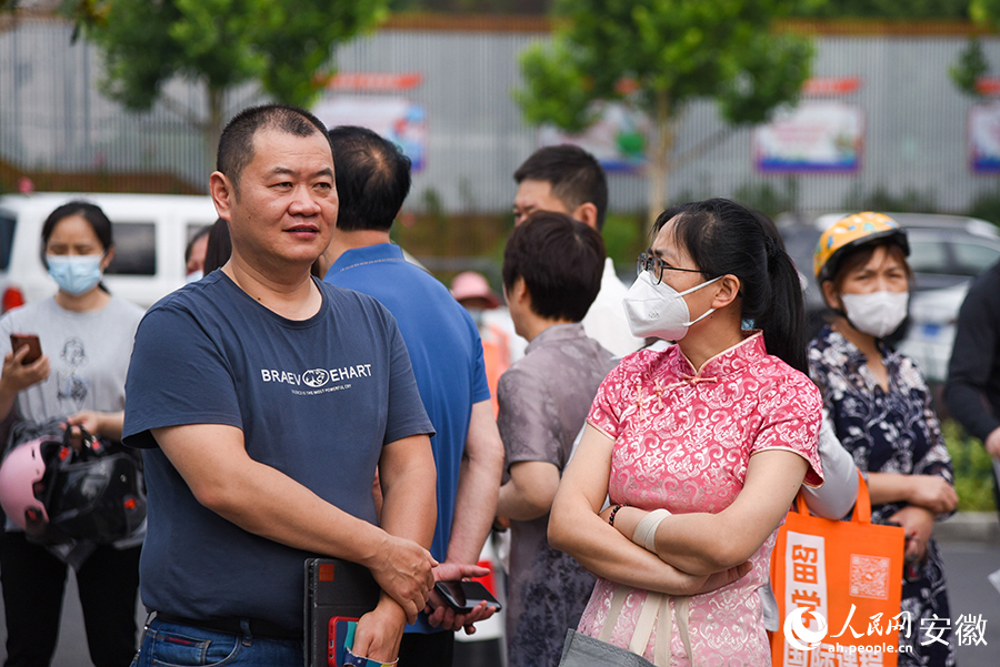 送考的家長。人民網 李希蒙攝