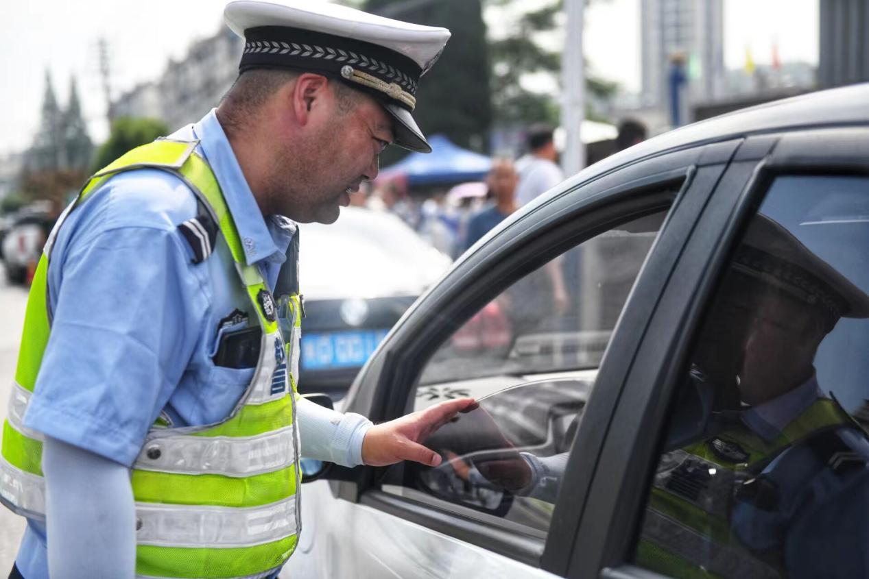 交警正在勸離違停車輛。