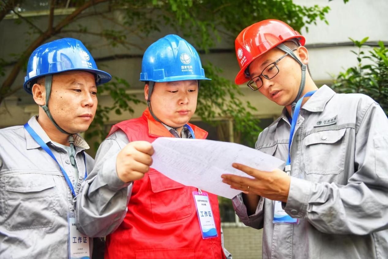 電網技術人員正在分析考點電路圖。