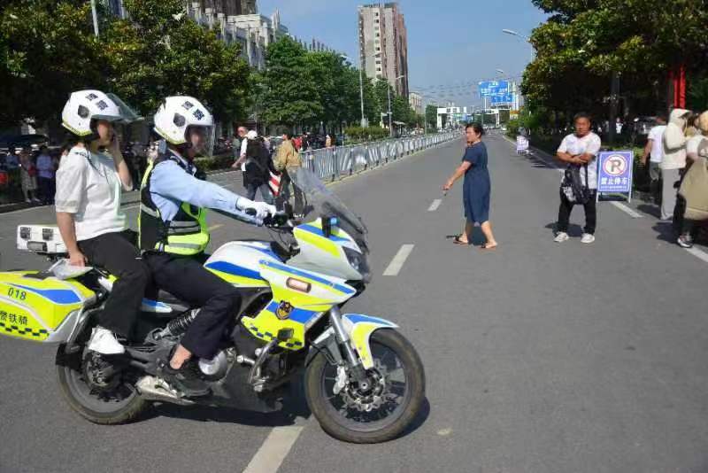 考生走錯考場，利辛交警及時送達。劉軍攝