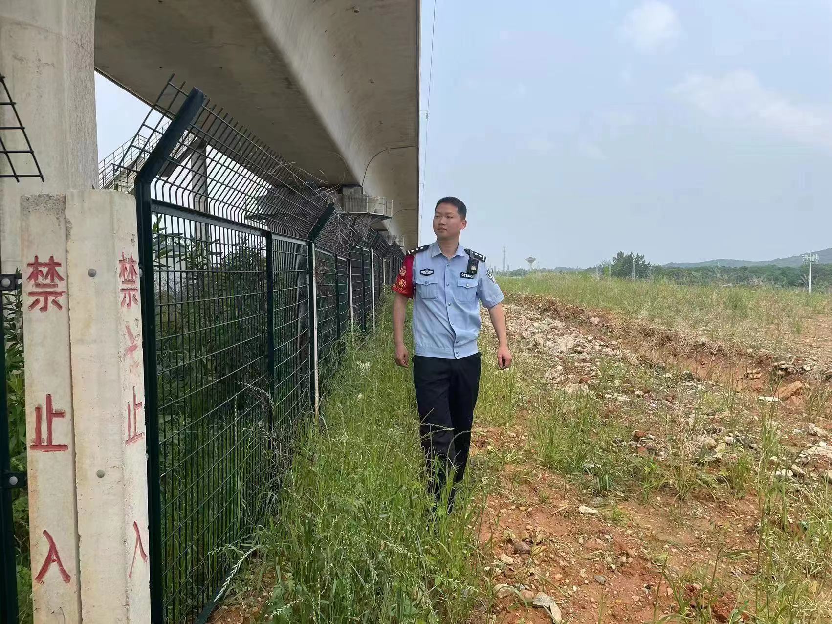 查隱患。丁凌偉供圖