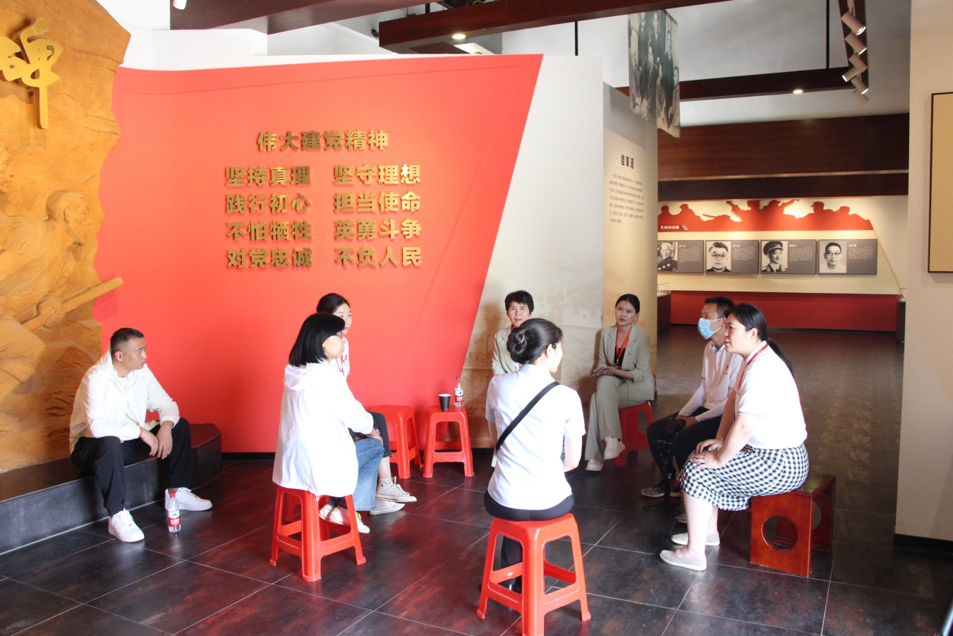 两地纪念馆就弘扬伟大建党精神进行体会交流。韩志坚摄