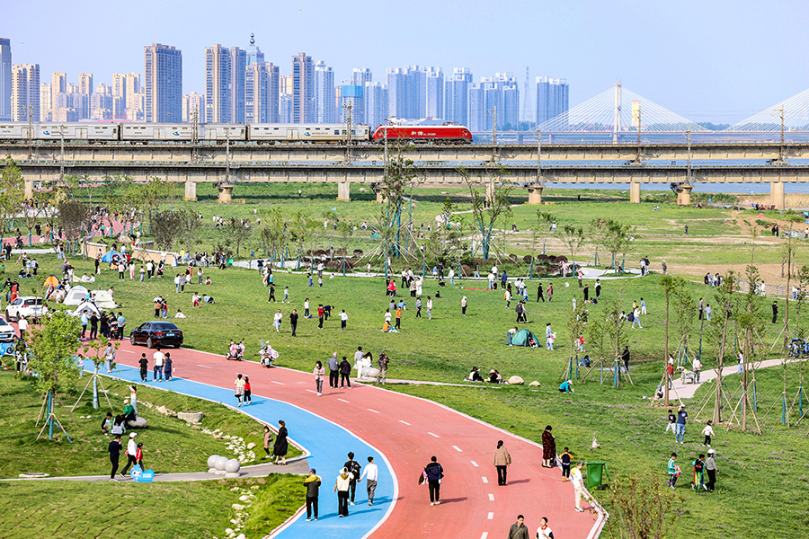 居民在闲暇时间纷纷来到淮河岸边休闲娱乐。蚌埠市委宣传部供图