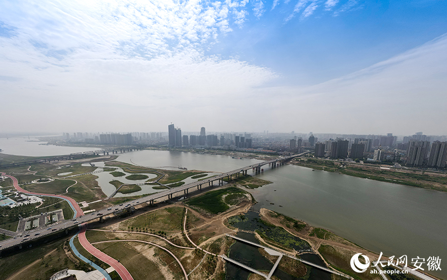 经过系统性治理,现在河道宽了,沿岸环境好了。人民网记者 王锐摄