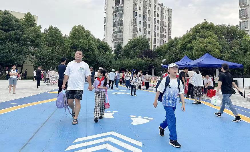 家长和学生们走在蓝色的波浪通道上。蜀山区委宣传部供图