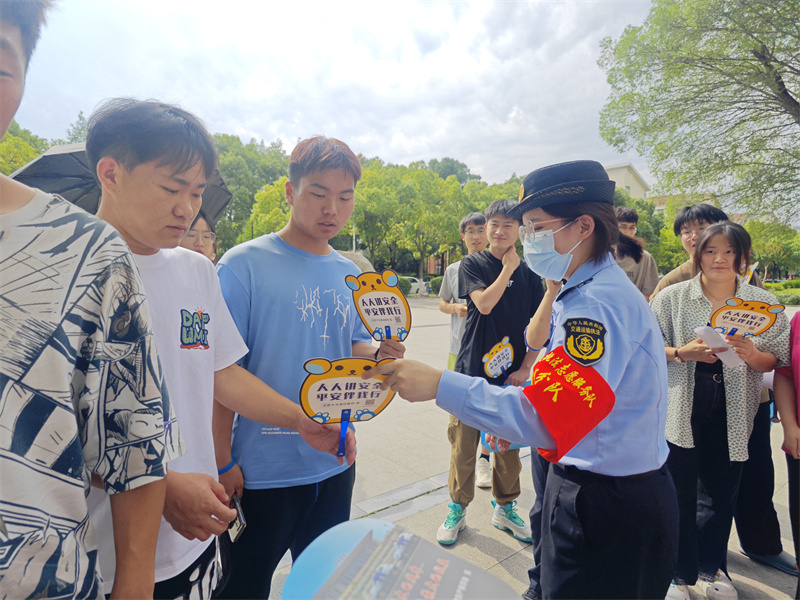 交通执法人员前往校园开展“文明交通 安全出行”主题宣传。合肥市交通运输局供图