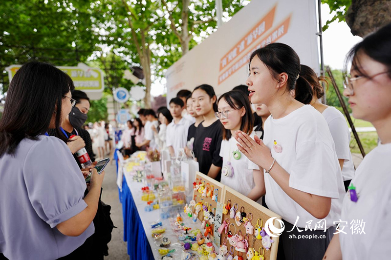 学生们展示手工作品。人民网记者 陈若天摄