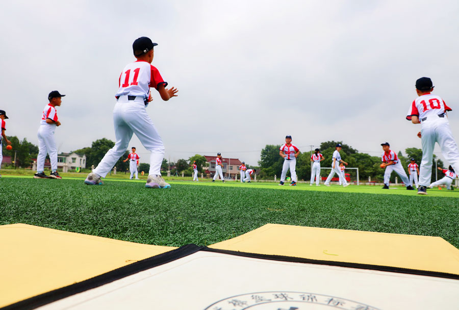 流洞中心小學新開設的棒壘球項目。俞學超攝