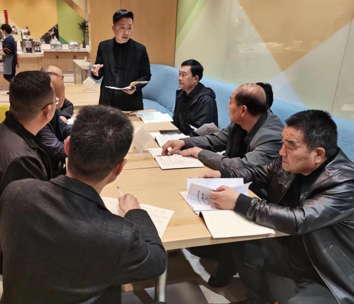 砀山县薛口学校校长王宁在华东师范大学专题研修班研讨活动中发言。王洪卫摄