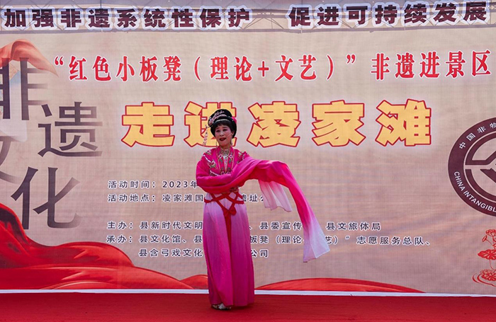 “红色小板凳（理论+文艺）”非遗进景区展演。欧宗涛摄