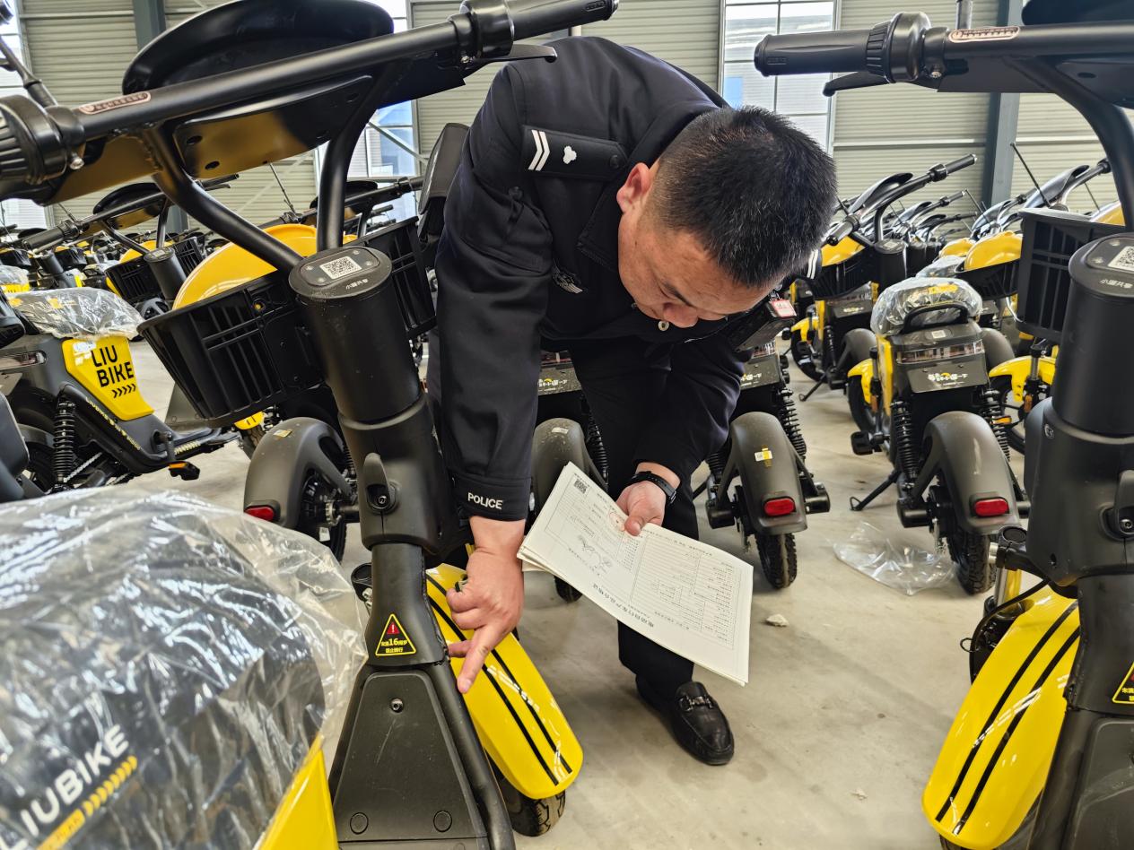 車管所工作人員上門為企業辦理登記上牌服務。 受訪者供圖