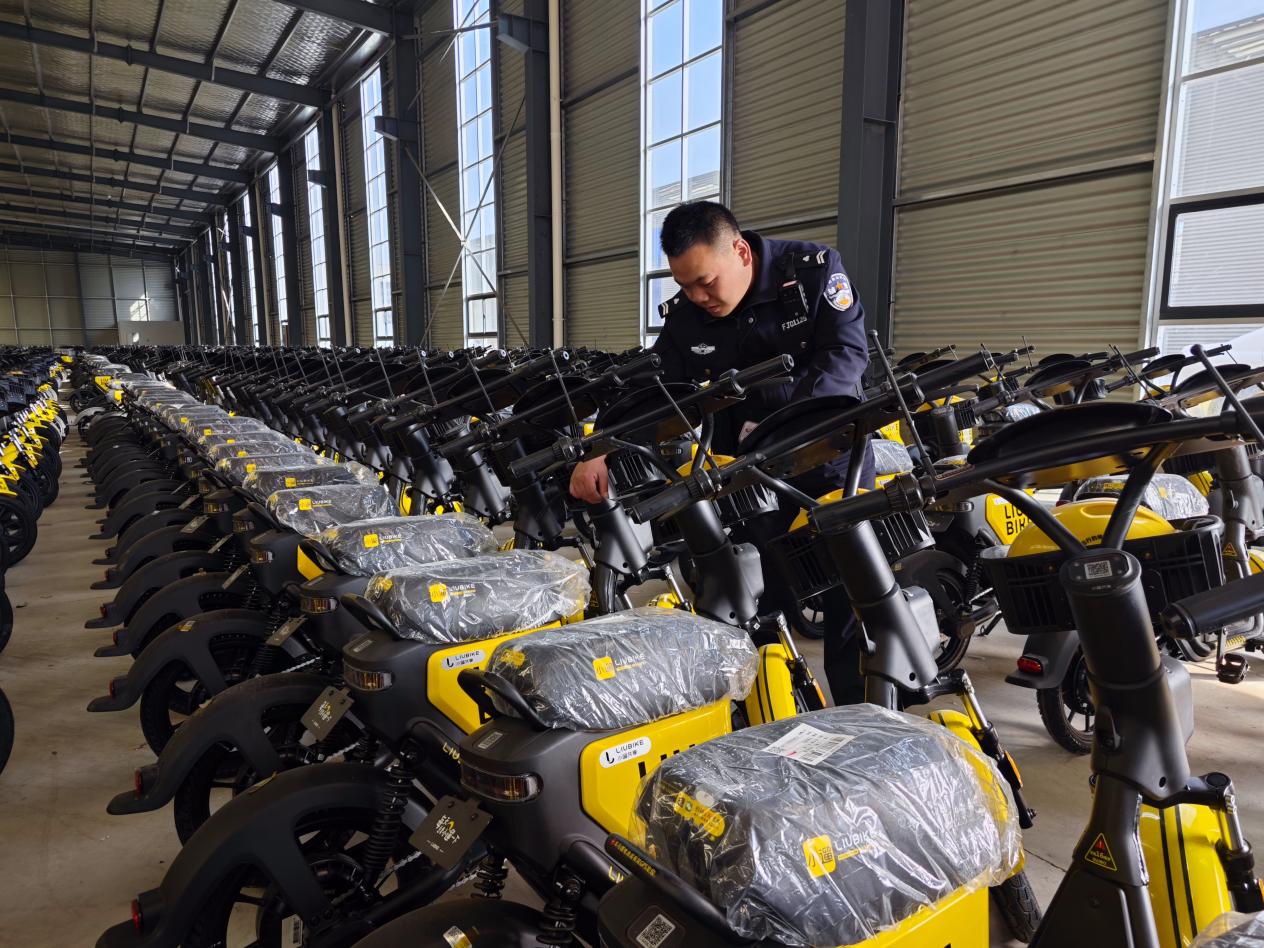 車管所工作人員上門為企業辦理登記上牌服務。 受訪者供圖